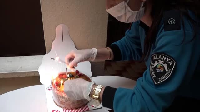 Zabıtadan sokağa çıkamayan kadına doğum günü sürprizi