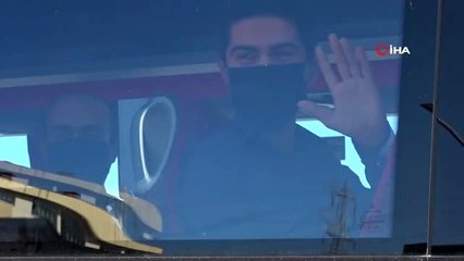Karantina süreci biten vatandaşlar uğurlanıyor