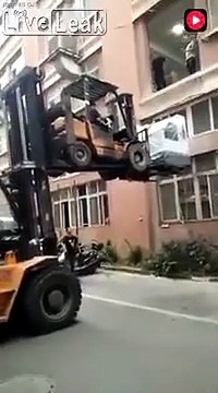 Un trans-palette porte un trans-palette qui porte un meuble... risqué