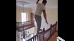 Sport extrême à la maison il marche en équilibre sur la rampe d'escalier