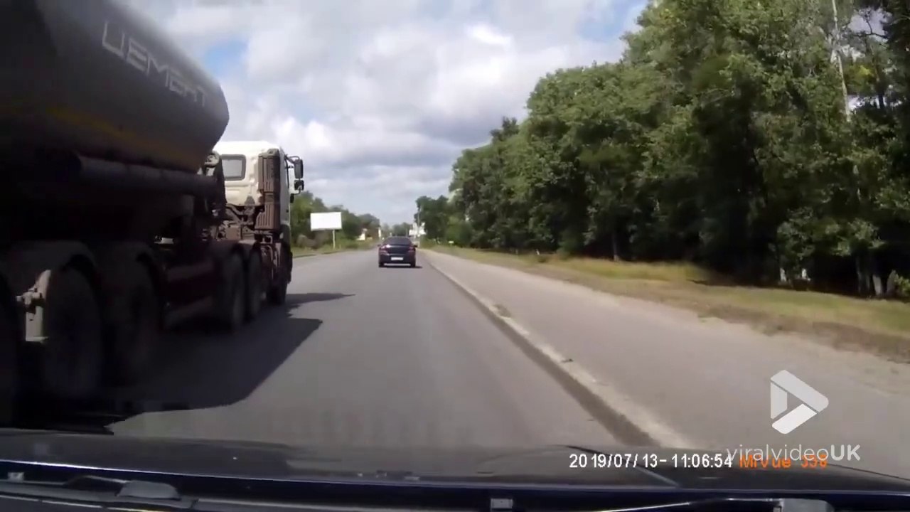 Grosse frayeur sur la route quand le pneu du camion explose devant eux