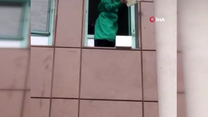 Sağlık çalışanları bu kez kovandan kaçan arılarla müdahale etti