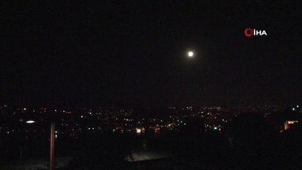 İstanbul'da Süper Ay 'Evde kal' yazısıyla görüntülendi