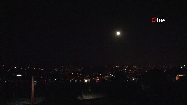 İstanbul'da Süper Ay 'Evde kal' yazısıyla görüntülendi