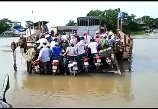 Xe máy chen chúc bám phà vượt sông gần như tuột xuống nước khiến nhiều người xem mà rùng mình