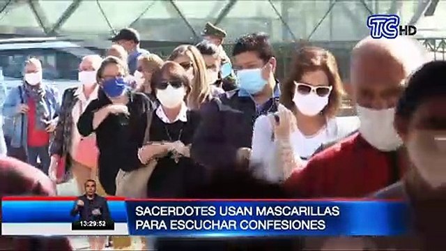 Sacerdotes utilizan mascarilla y mantienen distancia para escuchar confesiones en Chile