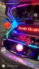 Gizelly mostra homenagem dos fãs em carro de som nos stories.