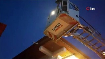 Çatıda mahsur kalan 4 yavru kediyi itfaiye ekipleri kurtardı