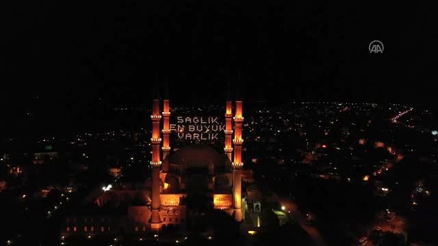 Selimiye Camisi'ne Sağlık En Büyük Varlık yazılı mahya asıldı