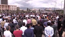 Irak'ın Süleymaniye kentindeki memurlar maaşlarının ödenmesi talebiyle eylem düzenledi