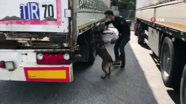 TEM’de durdurulan tırda 155 kilo eroin ele geçirildi... Operasyon anı kamerada