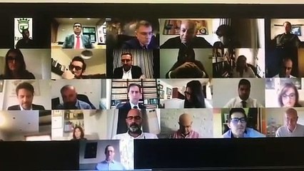 Vereador deixa microfone ligado enquanto vai ao WC numa videoconferência