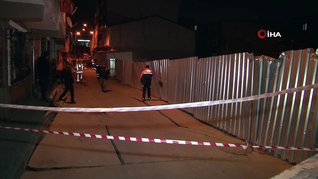 Esenler’de bina inşaatının bulunduğu sokağın zemininde kayma meydana geldi