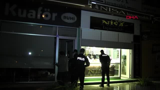 Duvarını delip girdikleri kuyumcudan 400 bin lira değerinde altın çalıp kaçtılar