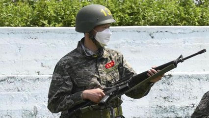 "진짜 슈터" 손흥민, 해병대 훈련소 1등으로 수료 / YTN