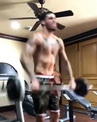 Lonzo Ball soulève des haltères comme il tire