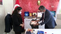 Evde kalıp kitap okuyan öğrenciler çeyrek altınla ödüllendirildi