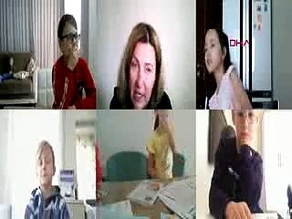 Öğretmen sınıfta, öğrenciler ekranda