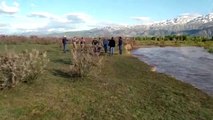 Karasu Nehri'nde mahsur kalan çocuğu ekipler kurtardı