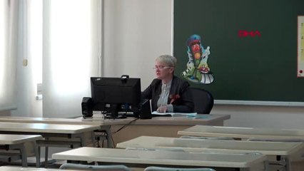 ANTALYA Öğretmen sınıfta, öğrenciler ekranda