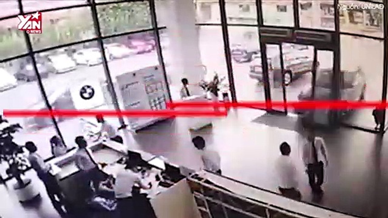 Chị gái đâm tan tành đại lý ô tô khi lái thử xe, đúng là tháng cô hồn không chỉ có ở Việt Nam