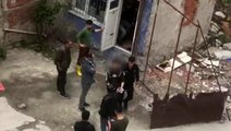 13 yaşındaki kızı taciz edip kaçırmaya çalışan 3 şüpheli, mahalleli tarafından dövülerek polise teslim edildi