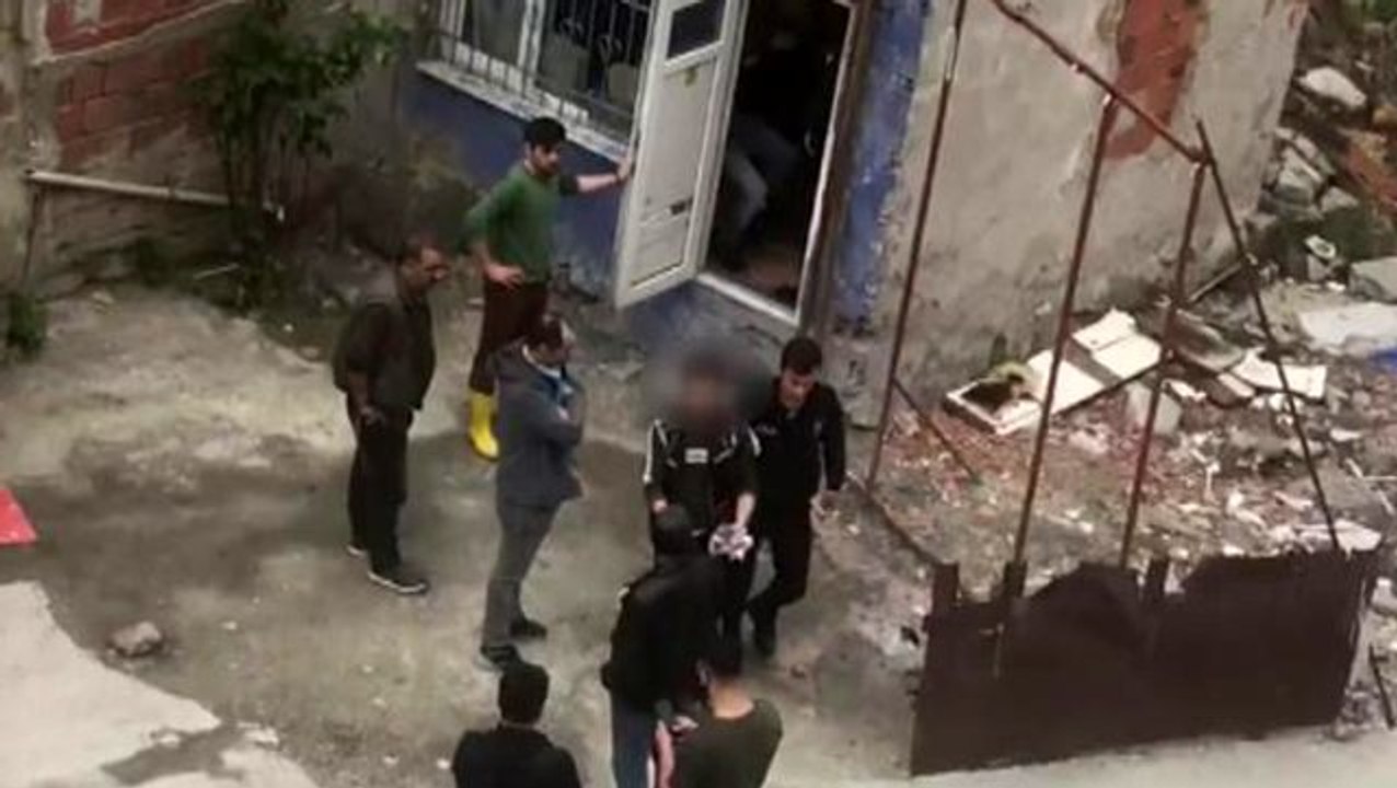 13 yaşındaki kızı taciz edip kaçırmaya çalışan 3 şüpheli, mahalleli tarafından dövülerek polise teslim edildi