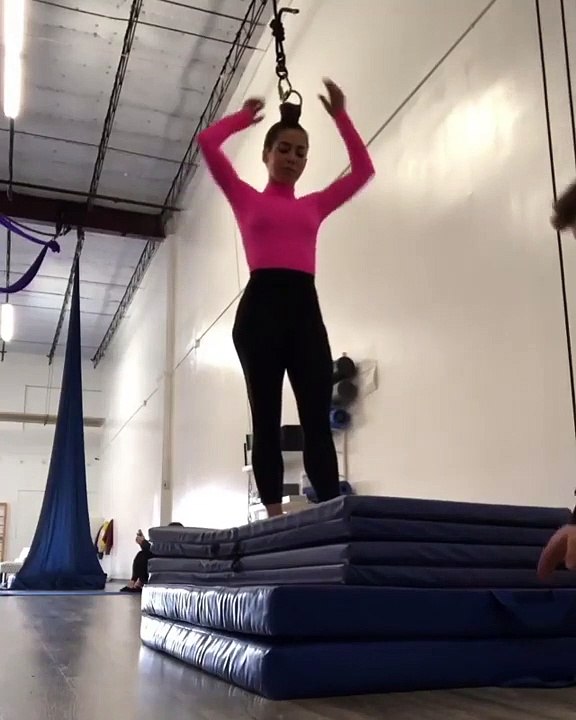 Suspendue par les cheveux elle tourne sur elle-même dans les airs !