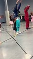 Pour la motiver, ce papa danse avec sa fille au cours de danse classique
