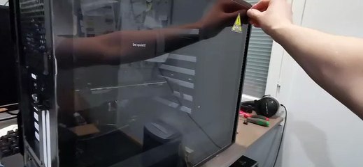 Il casse son ordinateur en retirant le film plastique de protection