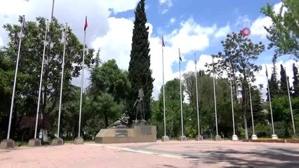 Gaziantep'te parklar boş kalırken, çarşılar ise tıka basa doldu