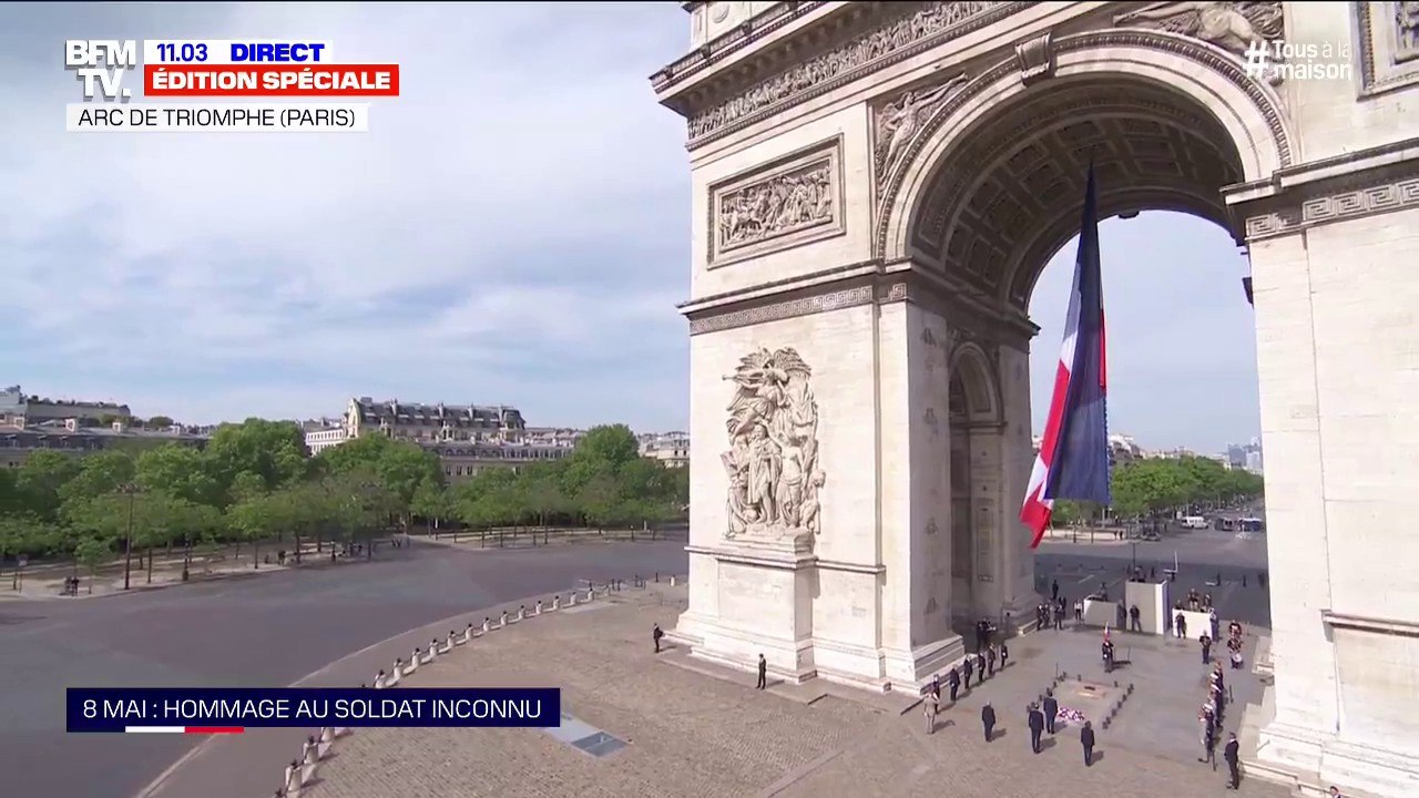 8-mai: La Marseillaise, entonnée par quatre choristes du Chœur de l’Armée française, résonne sur la place de l'Étoile