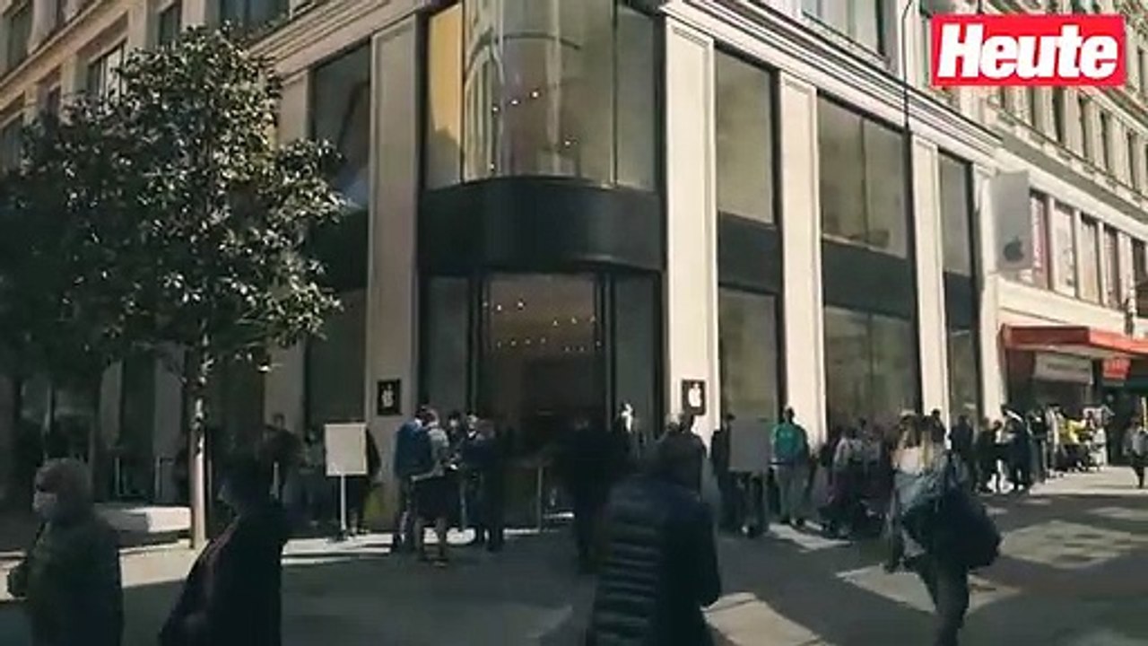 Wiener stehen vor Apple-Store in der Schlange