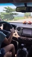 Bố để con gái lái xe, mẹ khen giỏi thế