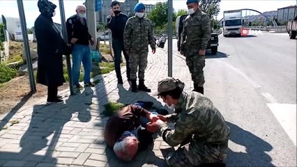Yola bir anda yüzüstü düştü, herkes şoke oldu: Yardımına Astsubay koştu