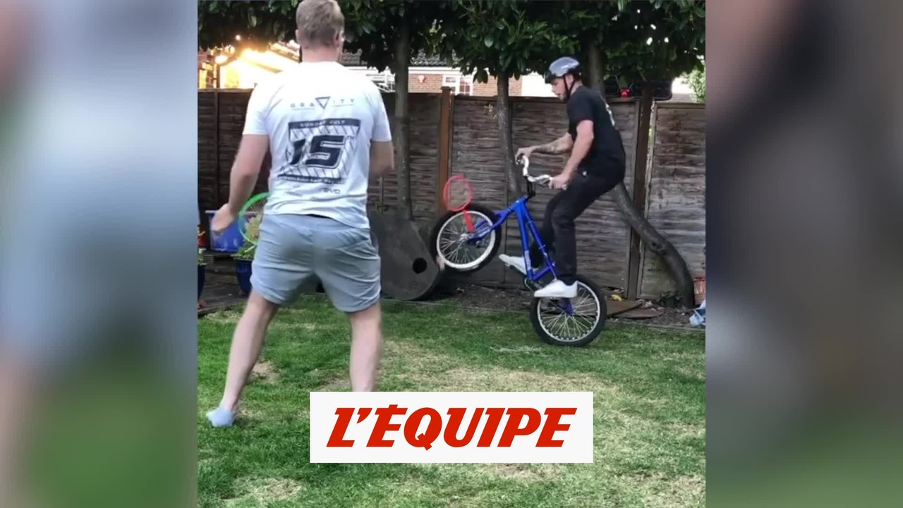 Matty Turner joue au badminton avec son vélo ...