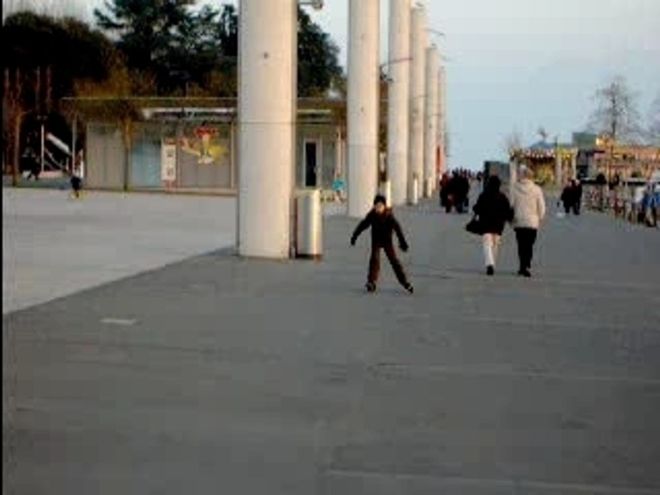 Antoine fait du roller