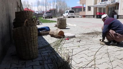 HAKKARİ Ağaç dallarından sepet üretiyor