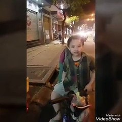 Cậu bé 9 tuổi đi 20km lượm ve chai mỗi ngày