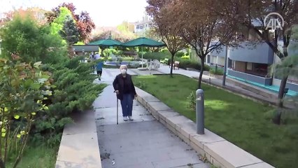 Koronavirüse karşı sıkı önlemlerle korunan huzurevi kapılarını AA'ya açtı