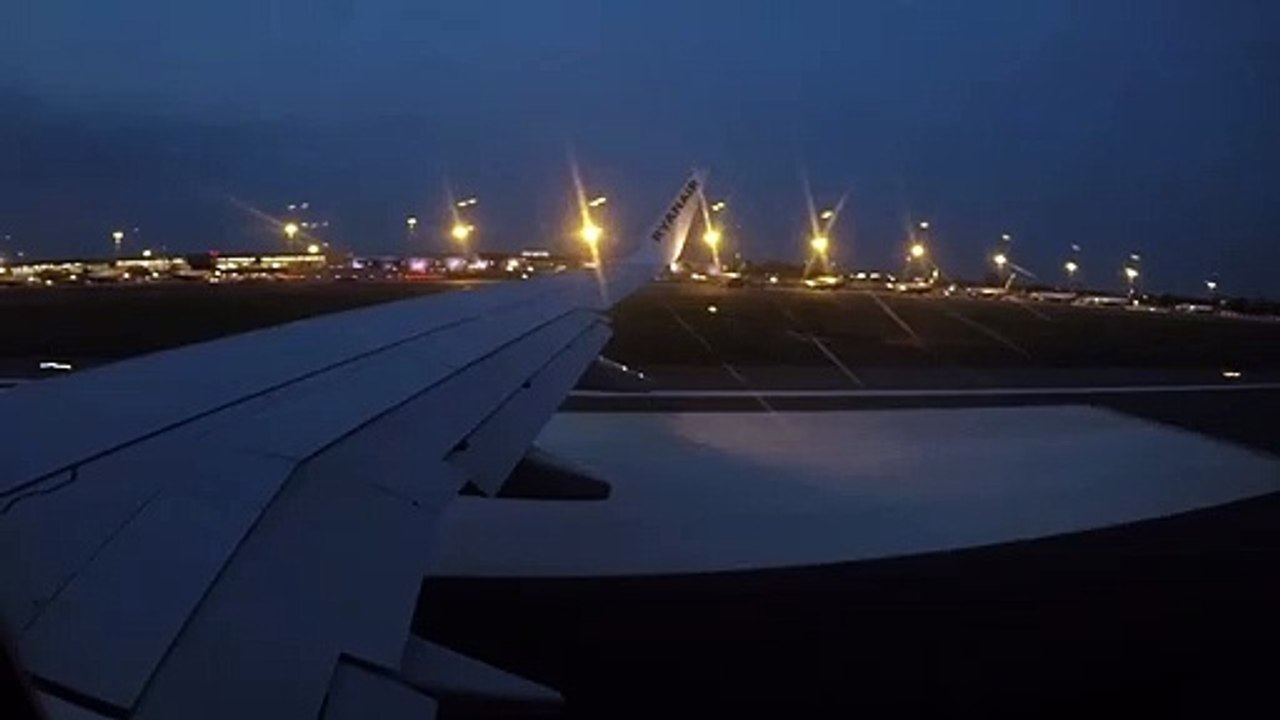RYANAIR DECOLLÒ MATTINA DA MILANO BERGAMO AEROPORTO