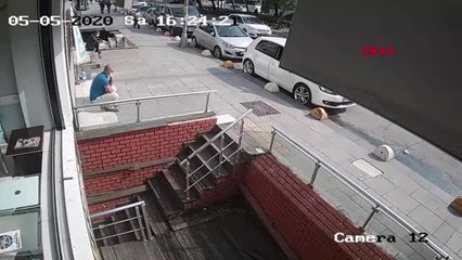 KADIKÖY'DE KALDIRIMDA OTURAN KİŞİNİN HEMEN YANINA BİNADAN BETON PARÇALARI DÜŞTÜ