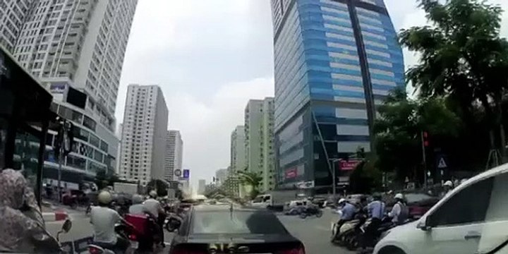 Dàn cảnh cướp túi khi dừng đèn đỏ, khi bị phát hiện tát luôn nạn nhân