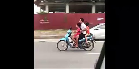 Ông bố cho con lái xe rồi sờ soạng người con gái