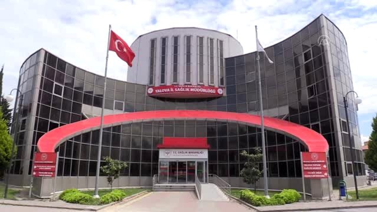 Kuaför, berber ve güzellik salonlarının çalışanlarına sağlık testi yapıldı