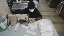 Menos de un centenar de mujeres confeccionan 7.000 mascarillas en una fábrica abandonada en Yemen