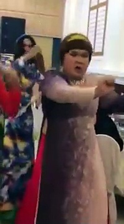 Mặc áo dài quẩy tung nóc trong đám cưới, chàng trai khiến CĐM phát sốt