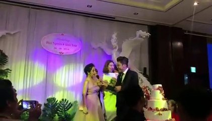 Thuý Ngân giành hoa cưới