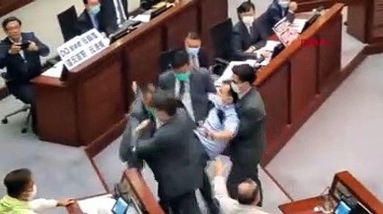 Hong Kong parlamentosunda arbede: Bağımsızlık yanlısı vekillerle Çin'i destekleyenler kavga etti