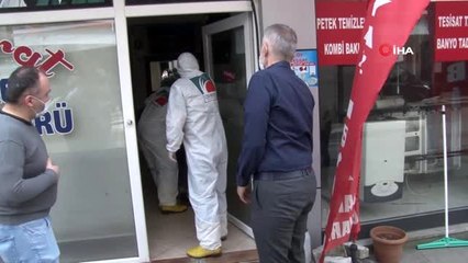 Çekmeköy'de açılışa hazırlanan kuaförler dezenfekte edildi